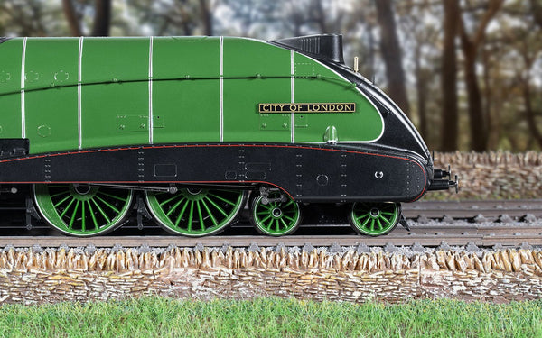 Hornby R30406 LNER - Streamlined B17 - 2870 'City of London'
