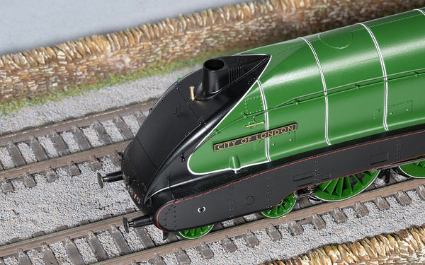 Hornby R30406 LNER - Streamlined B17 - 2870 'City of London'